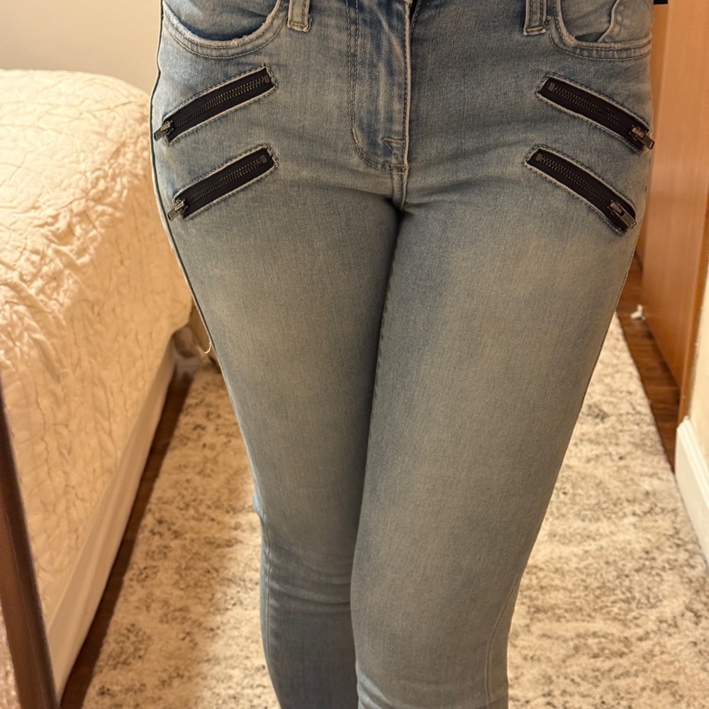 Women size 2 Rock & Republic Light Blue Skinny Jeans with Black zipper Accents